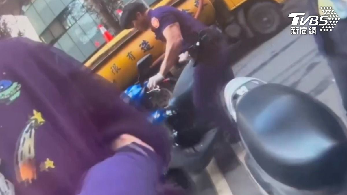 壯警將李男的機車移置保管。(圖/TVBS)