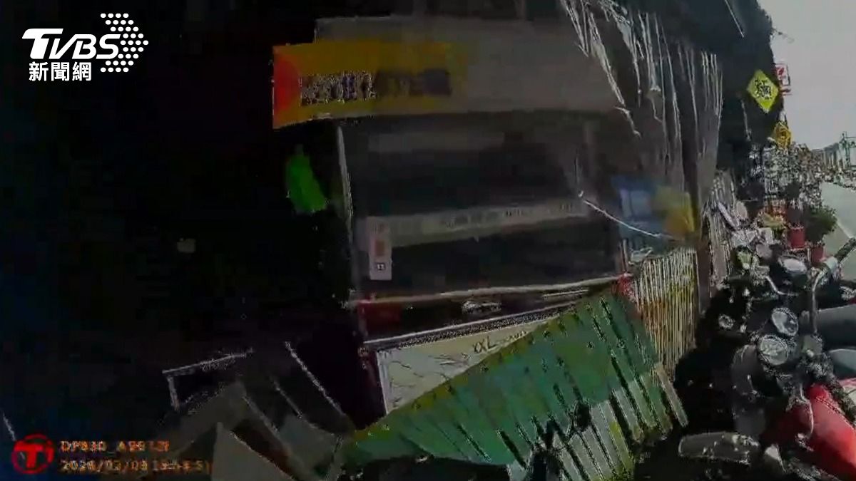 花蓮女童誤催油門,暴衝撞雞排攤。(圖/TVBS)