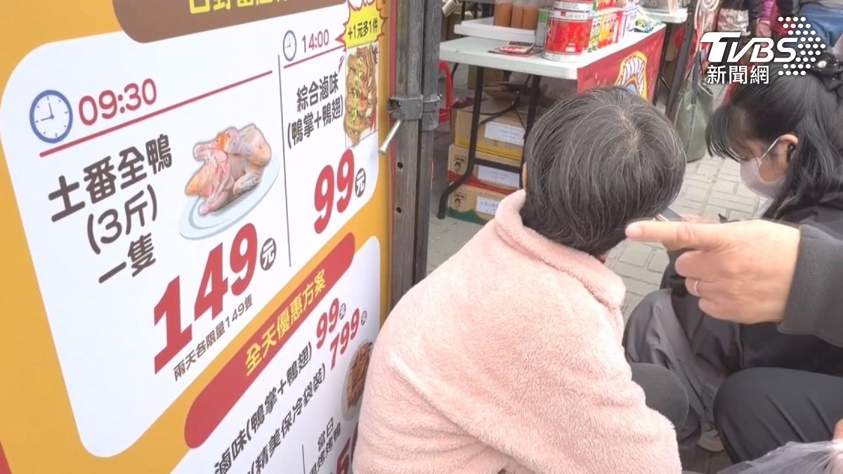 原價500元賣149元!雲林年貨大街「限量全鴨」一早排爆。(圖/TVBS)