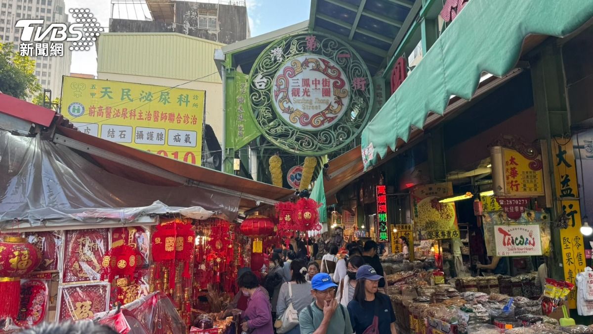 三鳳中街「馬躍迎春年貨祭」已經熱鬧開跑。(圖/林雅婷攝)