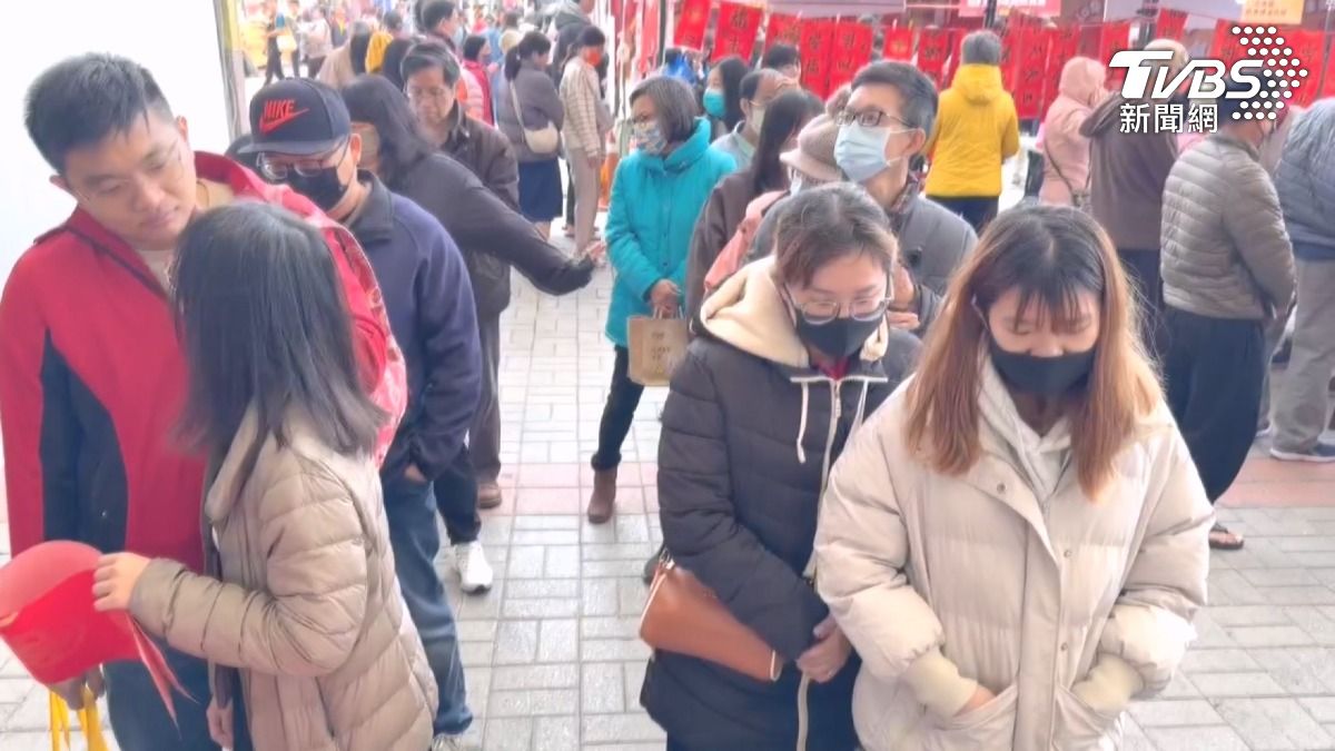 原價500賣149!民眾7點排隊搶鴨。(圖/TVBS)