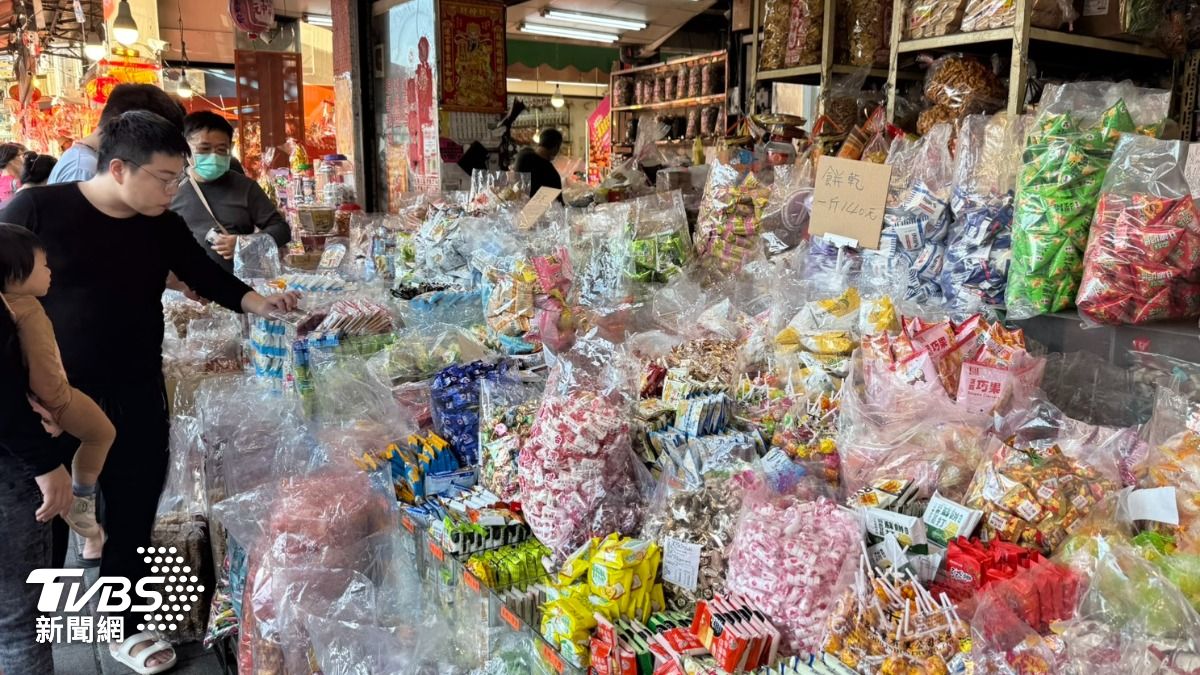 三鳳中街「馬躍迎春年貨祭」已經熱鬧開跑。(圖/林雅婷攝)