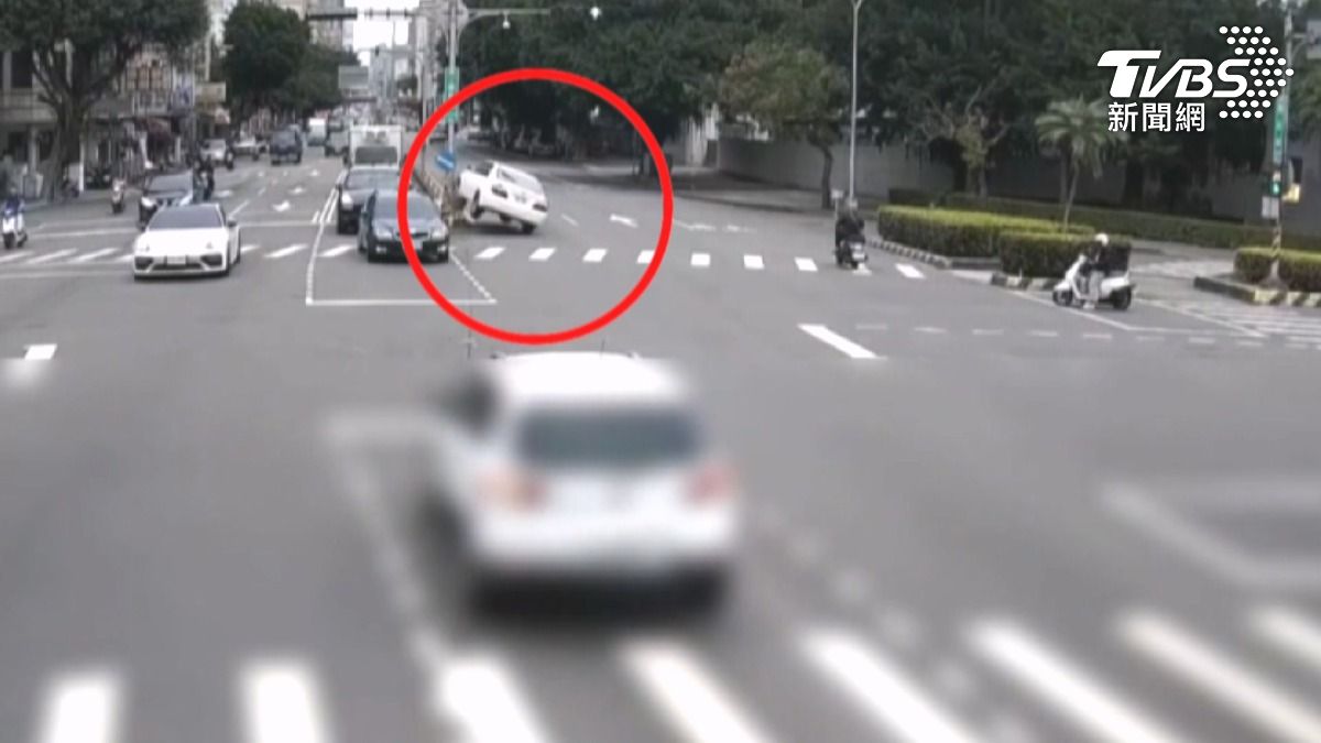 路口驚見轎車「底朝天」！60歲男自撞分隔島　翻車過程曝光。(圖／TVBS) 