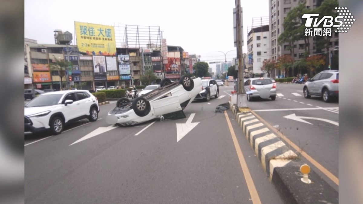 白車自撞翻躺路中　60歲男爬出脫困。(圖／TVBS) 