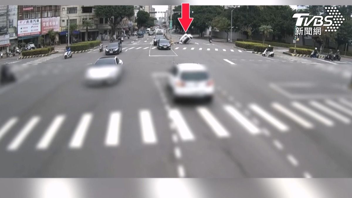 白車自撞翻躺路中　60歲男爬出脫困。(圖／TVBS) 