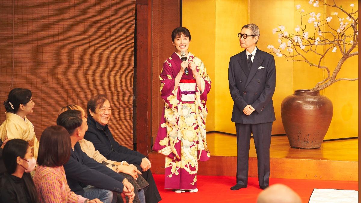 田中千繪與爸爸田中東尼出席北投文物館 2026 平安時代の十二單衣(衣紋道)一日展演活動。(圖/印庭娛樂提供)