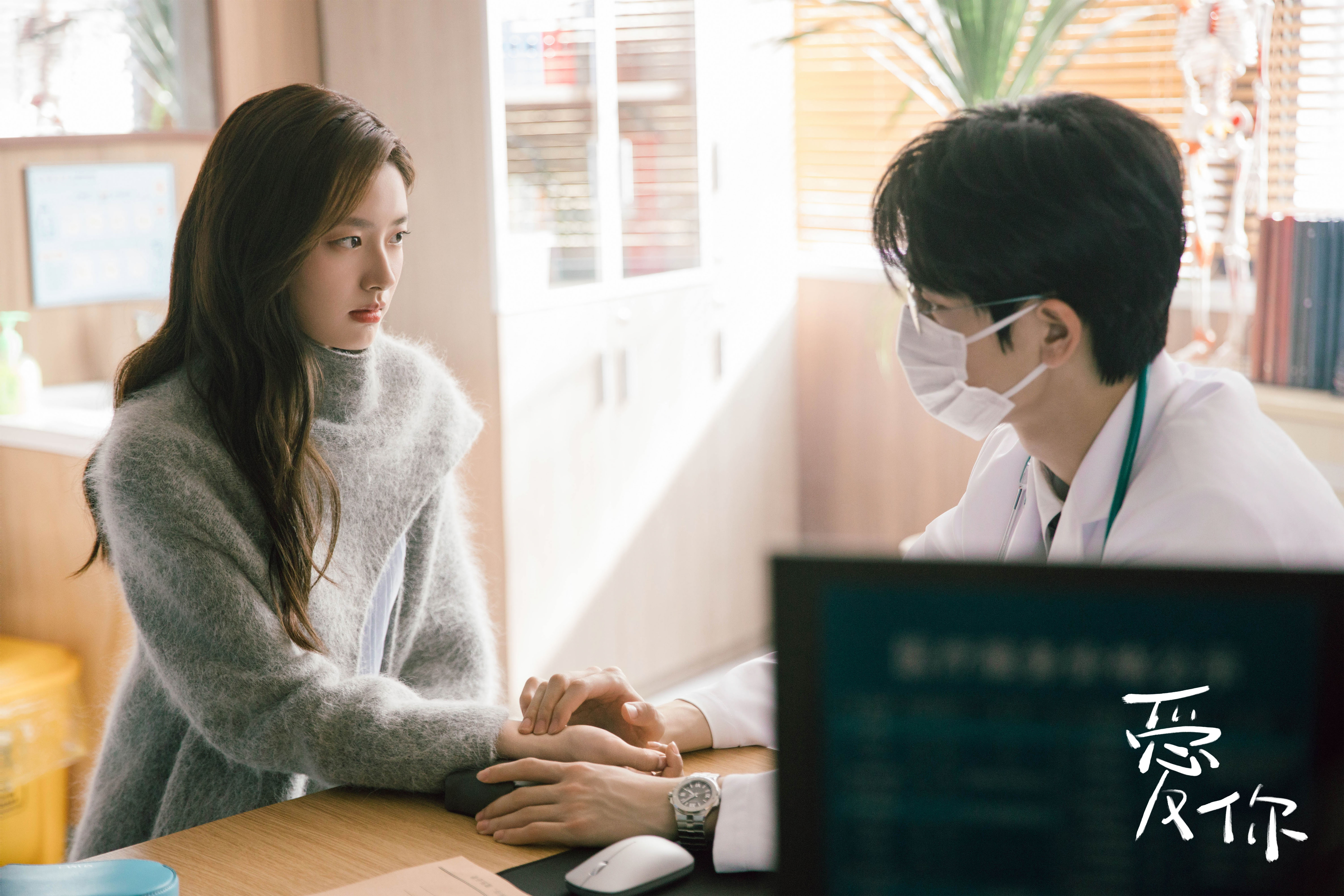 張凌赫(右)特別學習中醫理論及把脈圖。(圖/TVBS)