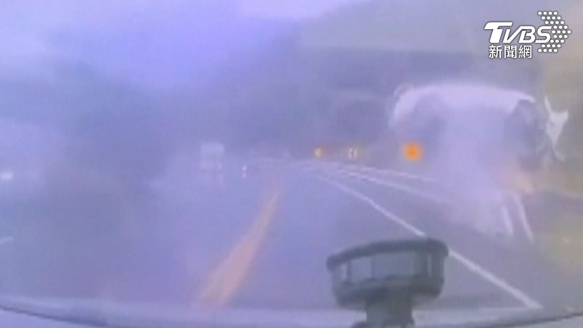行車紀錄器曝驚悚瞬間,白色轎車衝破護欄墜橋,駕駛滿臉血送醫。(圖/民眾提供)