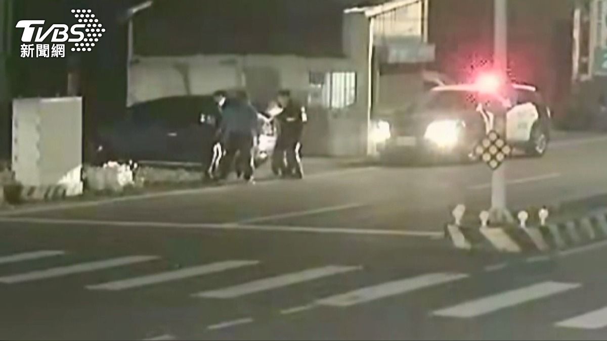 移工見警狂奔脫衣　下秒被逮超尷尬。(圖／TVBS)