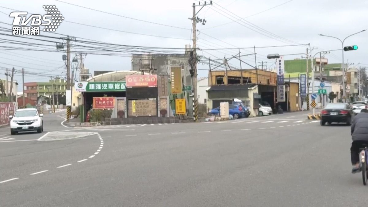 移工見警狂奔脫衣　下秒被逮超尷尬。(圖／TVBS)