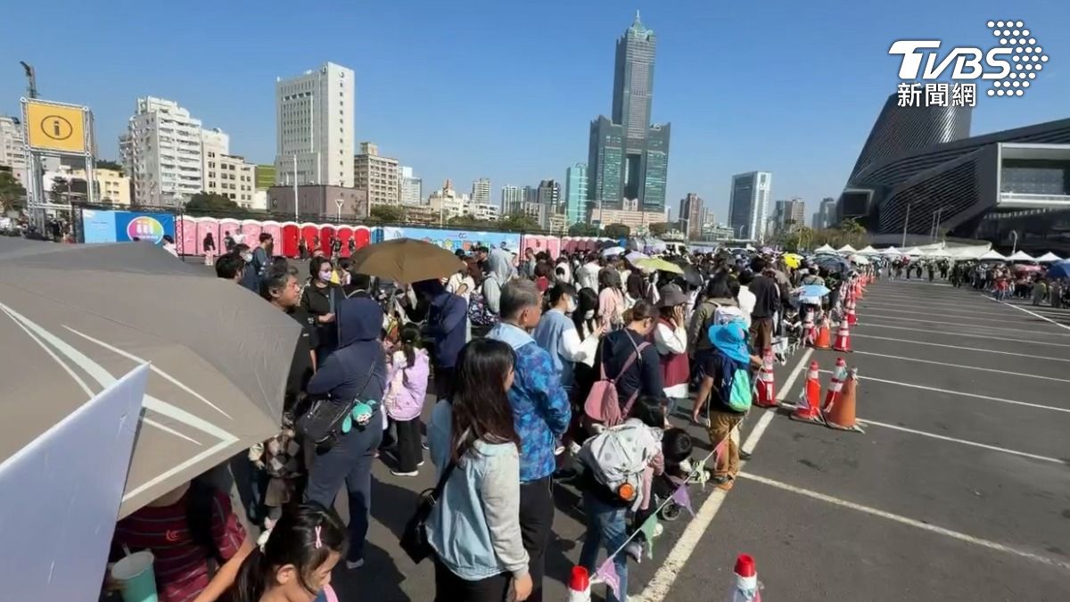 高雄冬日遊樂園7號傍晚開幕,現場已經有數千人排隊3小時,搶當首批遊客。(圖/TVBS)