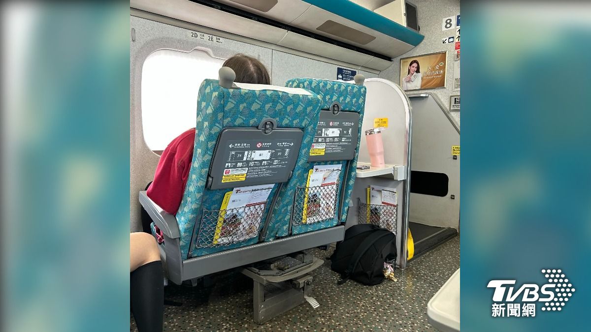有旅客搭乘南下高鐵時,發現前方有兩名外籍學生將第一排座椅旋轉90度,直接面向窗外欣賞風景。(圖/旅客提供)