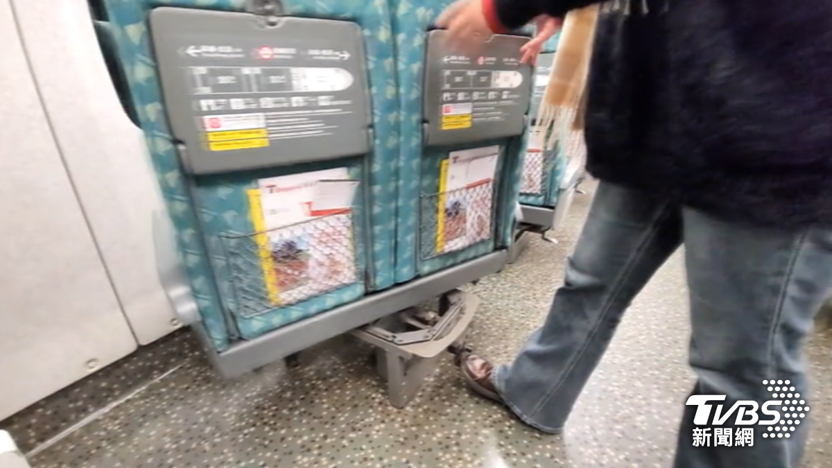 為了以「面向列車前進方向」定位,高鐵及台鐵大部分車廂的坐椅,都能旋轉調整。