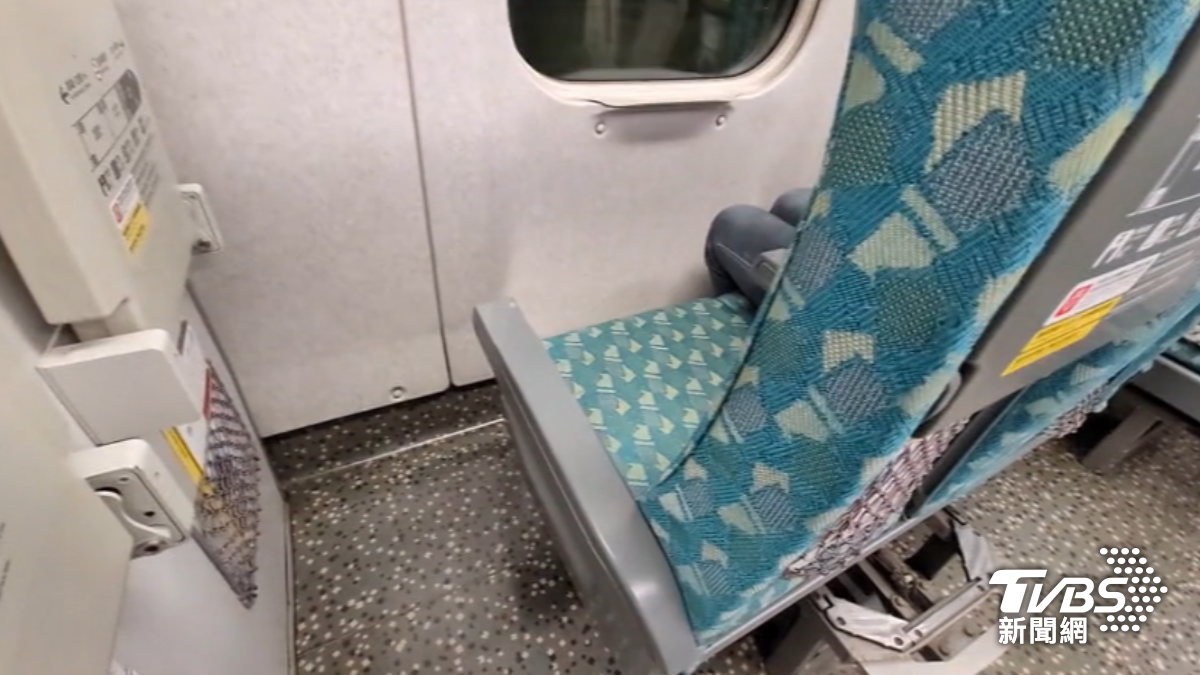 為了以「面向列車前進方向」定位,高鐵及台鐵大部分車廂的坐椅,都能旋轉調整。