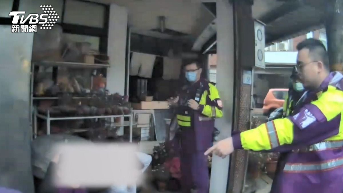 惡煞擄走一家三口，員警當街攔車，主嫌稱是為了債務糾紛。 (圖／TVBS)