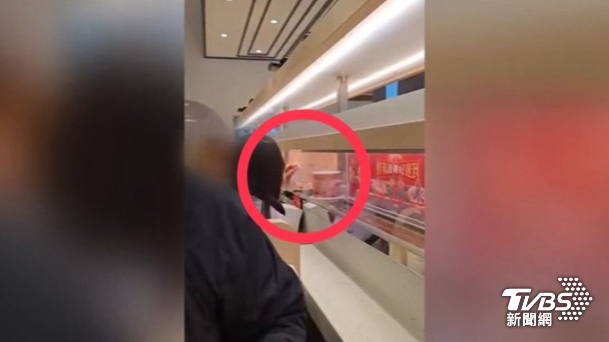 爭鮮推出盲盒活動,卻有民眾掀開偷看裡面的內容物。(圖/民眾提供)