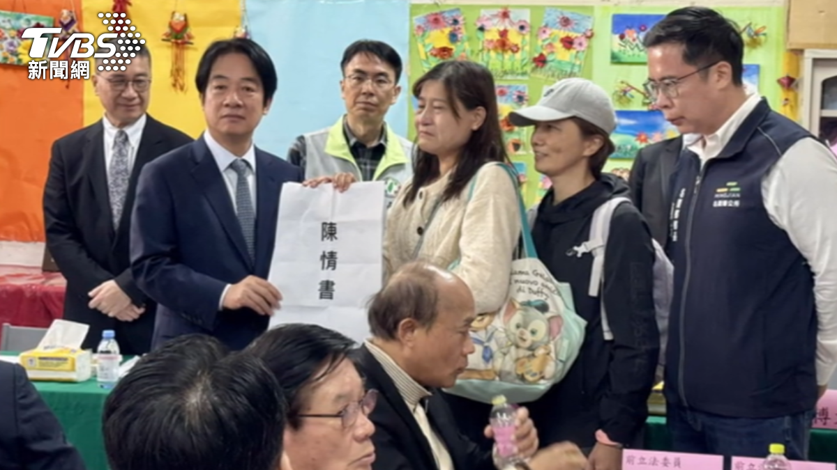 名間鄉民反對興建焚化爐,自救會向總統遞交陳情書。(圖/TVBS)