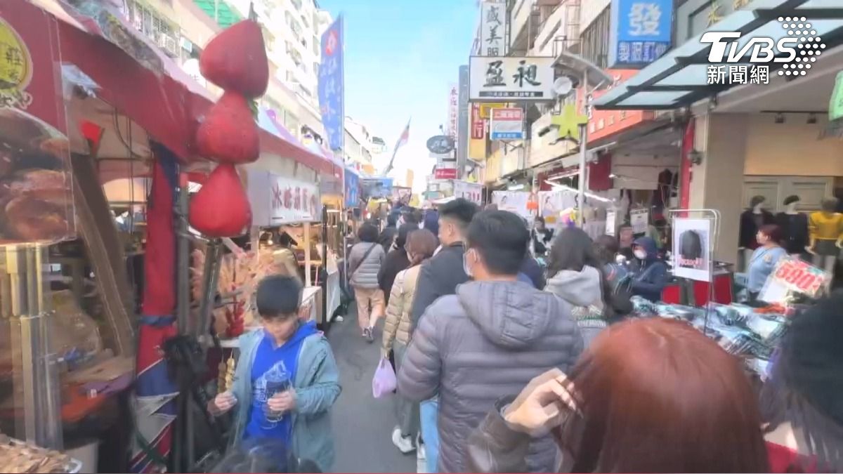 天津路年貨大街控詐騙!攤商繳租金沒攤位 找攤頭不接。(圖/TVBS)