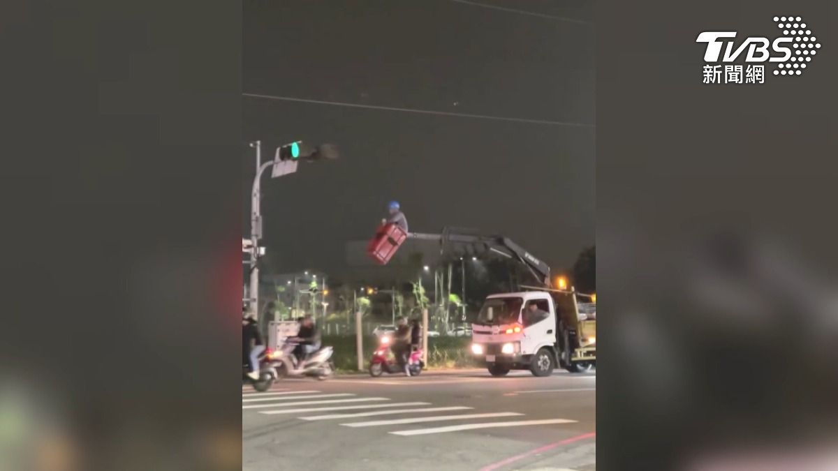 吊車籃子竟坐人！台中街頭驚見「真人版瑪利歐」嚇壞路人。(圖／TVBS) 