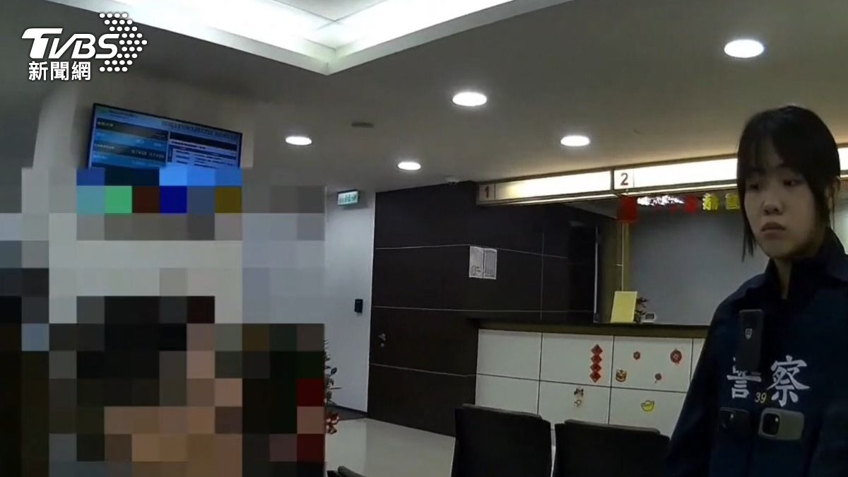 警方到銀行攔阻欲匯款390萬的民眾。(圖/TVBS)