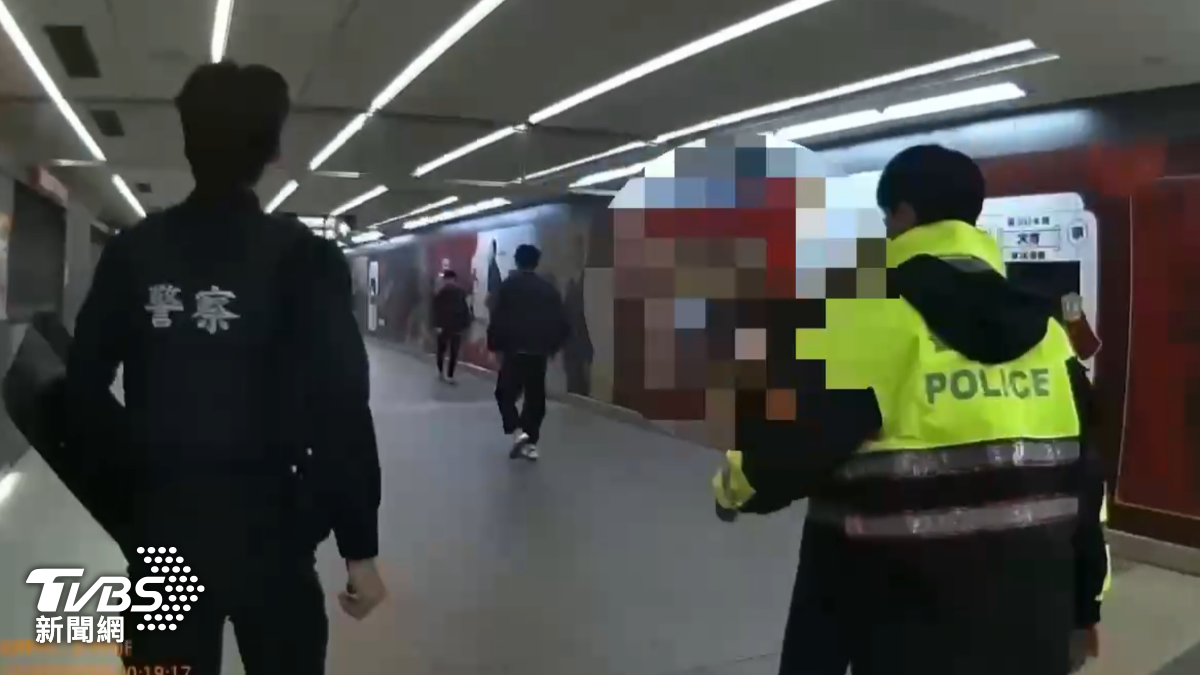 大批警力衝捷運中山站。（圖／TVBS）