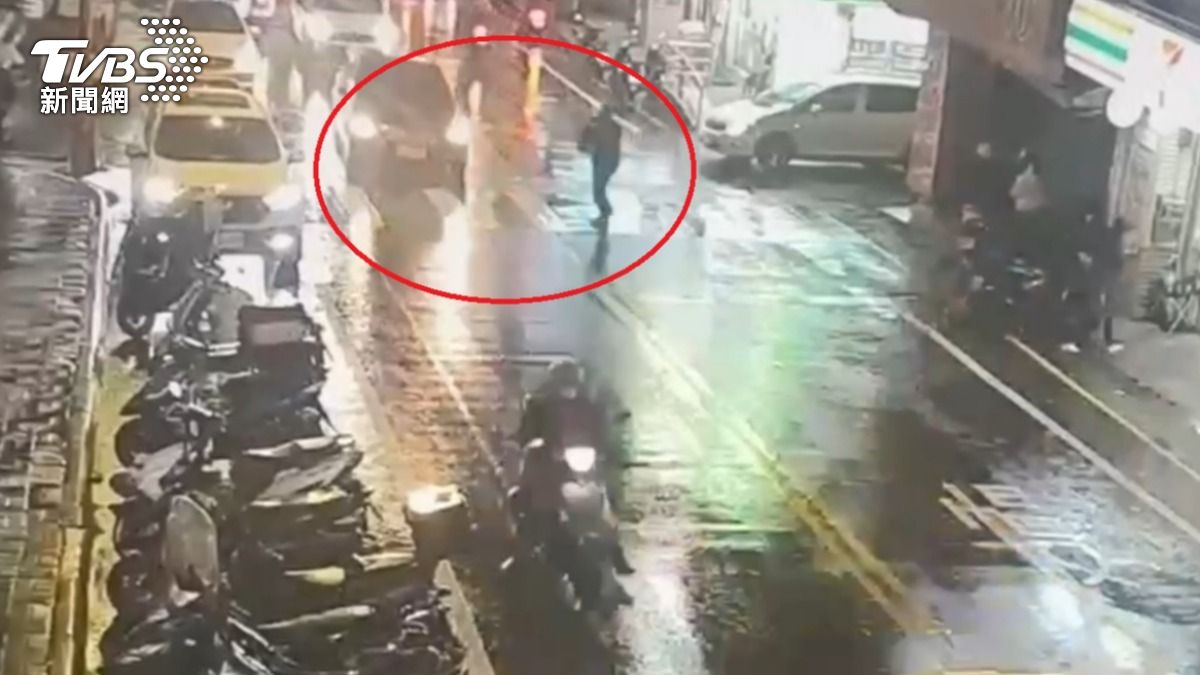 有片/基隆女駕駛雨夜「撞擊跑步男」 趴引擎蓋驚險畫面曝
