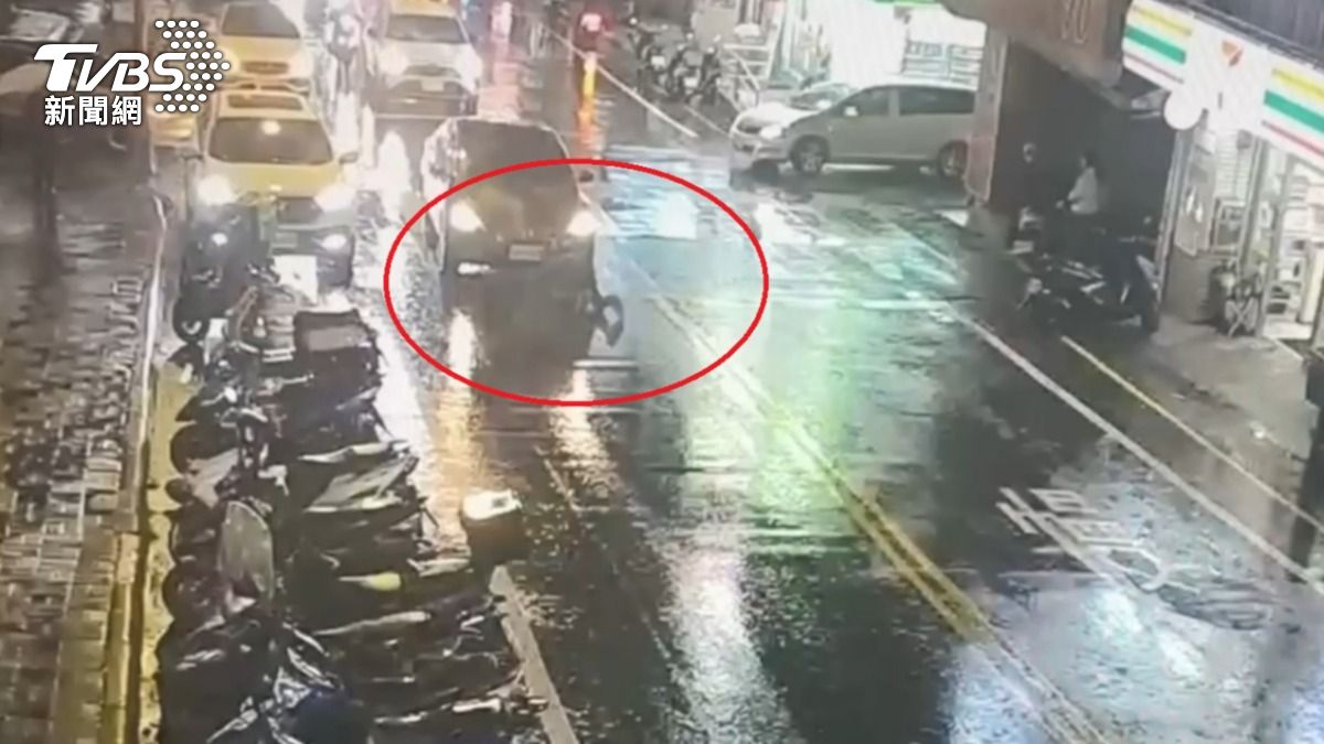 基隆市中正區在前(6)天晚間8時許,發生一起驚險車禍。(圖/TVBS)