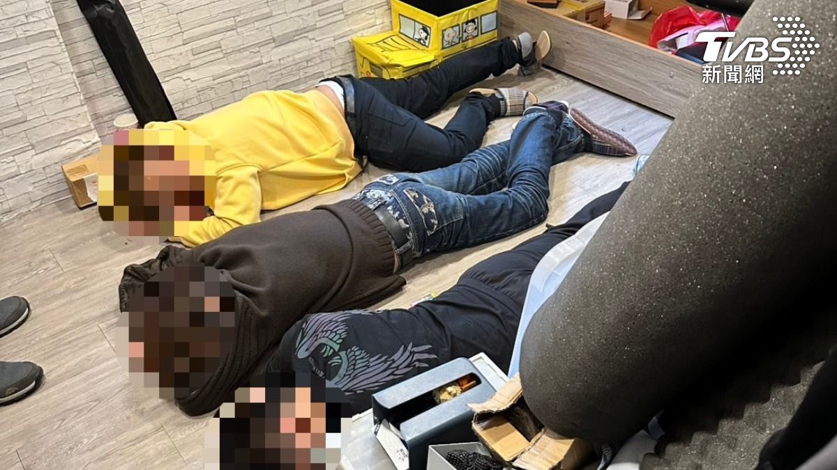 警方喝令張男等人趴下。(圖/TVBS)