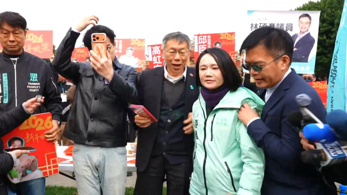 媒體聯訪前林碩彥一度想站在柯文哲旁邊。（圖／民眾之聲）