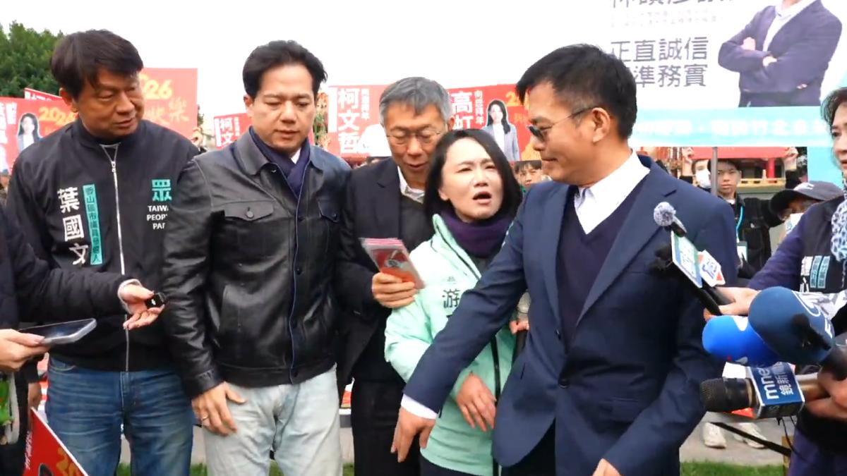 媒體聯訪前林碩彥一度想站在柯文哲旁邊。（圖／民眾之聲）