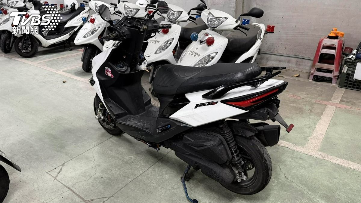 桃園無照少年車牌改裝遭攔查，害父親慘噴7.2萬。（圖／TVBS）
