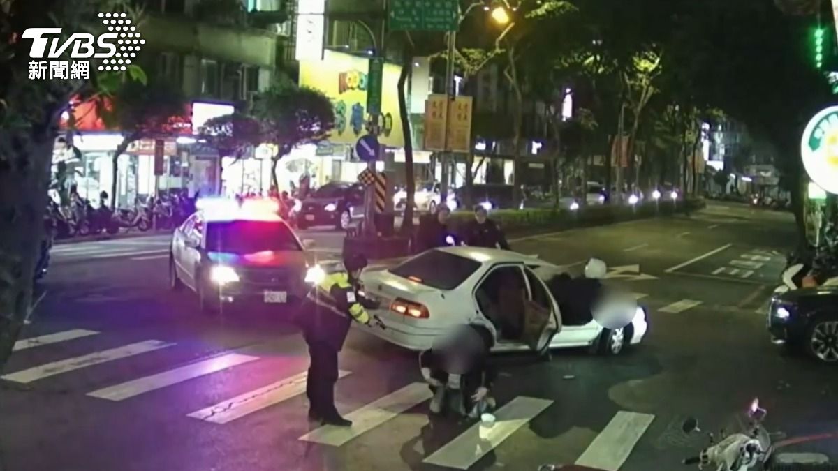 員警攔截小轎車,破窗將乘客拖下車逮捕。(圖/TVBS)