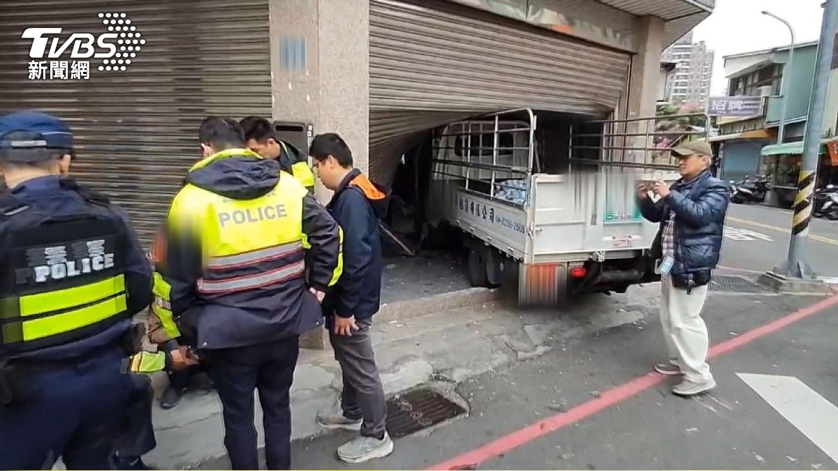貨車高速撞進歇業診所！駕駛辯「沒睡覺」　酒測0.89露餡了。(圖／TVBS)
