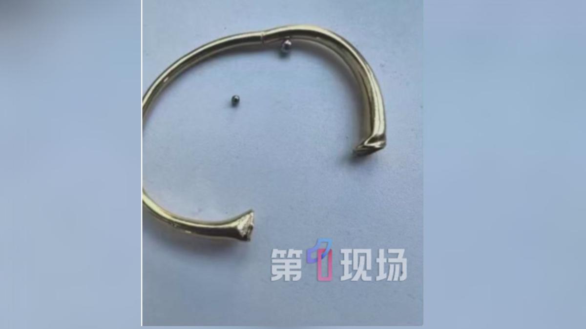 顧客反映手鐲內藏有鋼珠。（圖／翻攝自第一現場）