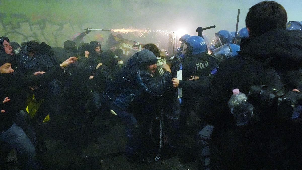 義大利米蘭舉辦冬奧，不過有民間團體不滿冬奧會破壞環境、拉高生活成本，在示威抗議時，與警方爆發衝突。（圖／達志影像美聯社）