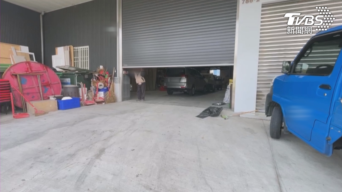 包商跟員工在敬酒時發生口角，負責人上前勸架，包商覺得沒有被力挺，憤而離席，後來包商帶了10個人回到現場，看到負責人就打最後直接帶走（圖／TVBS）