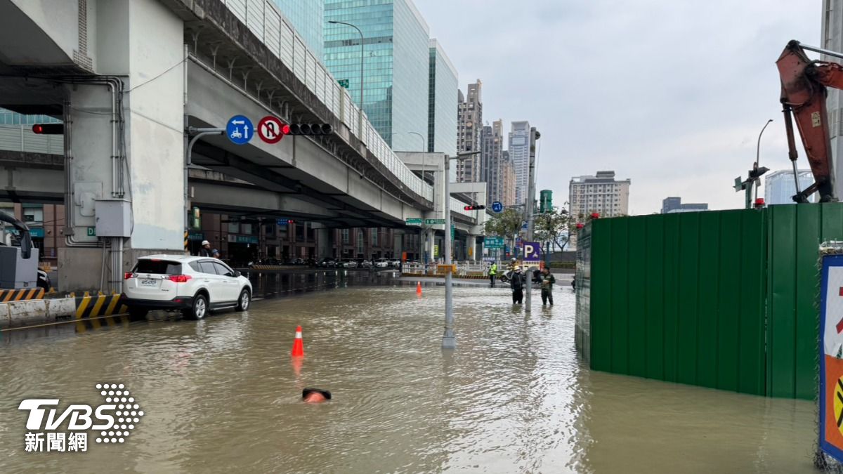 快訊/天橋挖地基挖斷水管!新莊新北大道「瞬間變泥河」