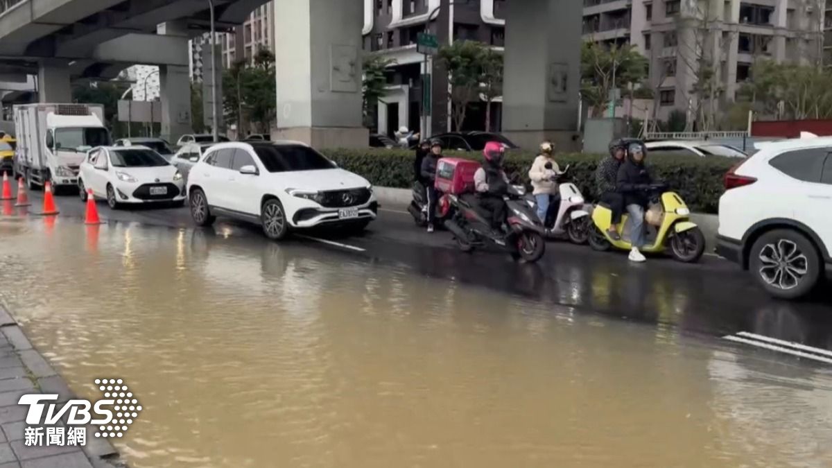 積水淹至路面，影響周邊交通安全。（圖／TVBS）