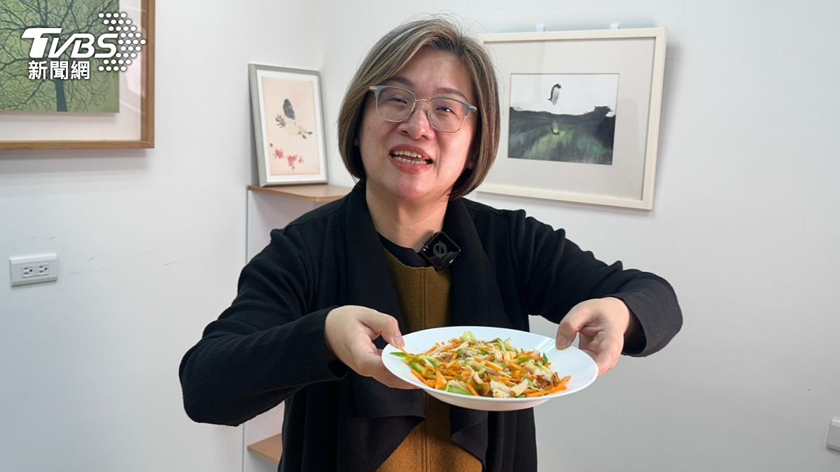 民進黨立委陳培瑜身為媽媽,親自分享自己如何用3分鐘,將家裡剩下的雞肉,變身成小朋友愛吃的「涼拌雞絲」。(圖/林茜妤攝)