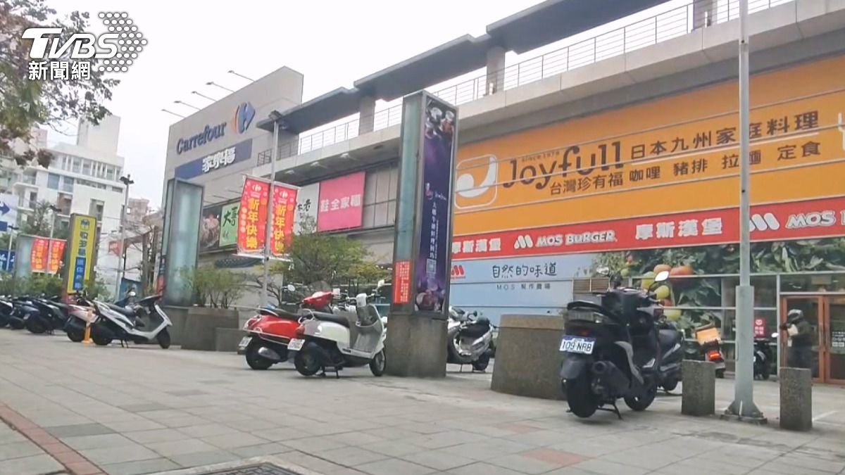 深夜賣場飆手推車!2男頭戴安全帽學重慶重機 家樂福提告。(圖/畫面翻攝 社會事新聞影音)