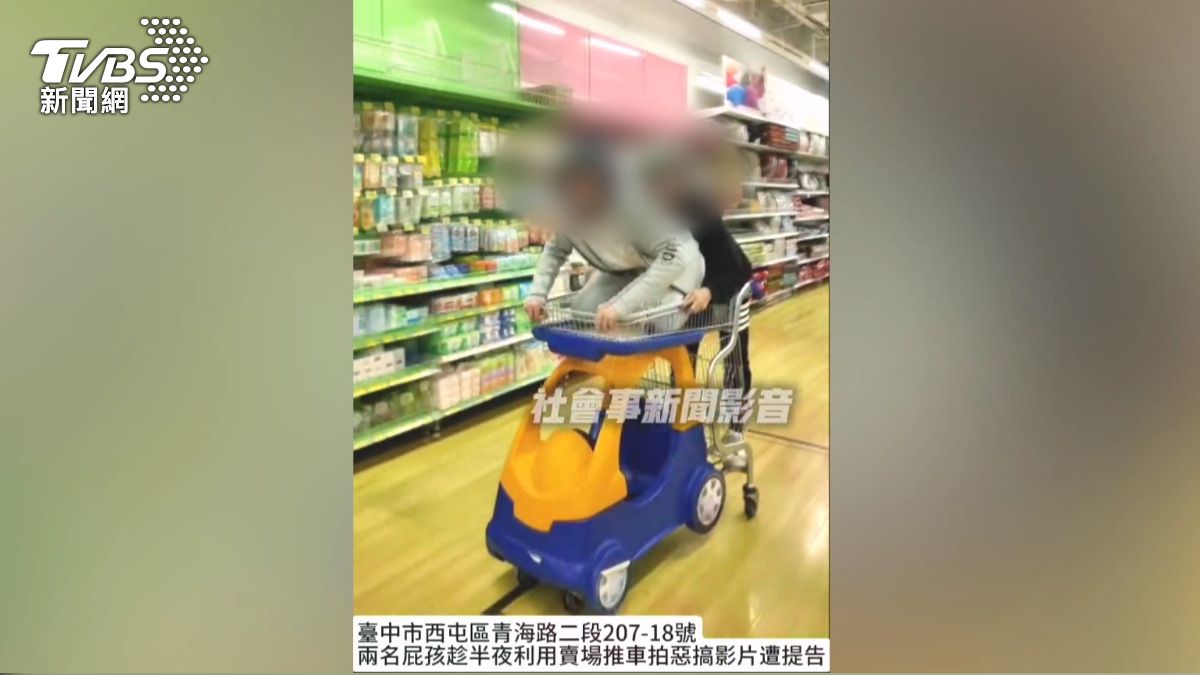 兩人頭戴安全帽,將賣場推車當作賽車使用,在通道內高速滑行、甩尾,甚至站在推車上放開雙手表演特技。(圖/畫面翻攝 社會事新聞影音)