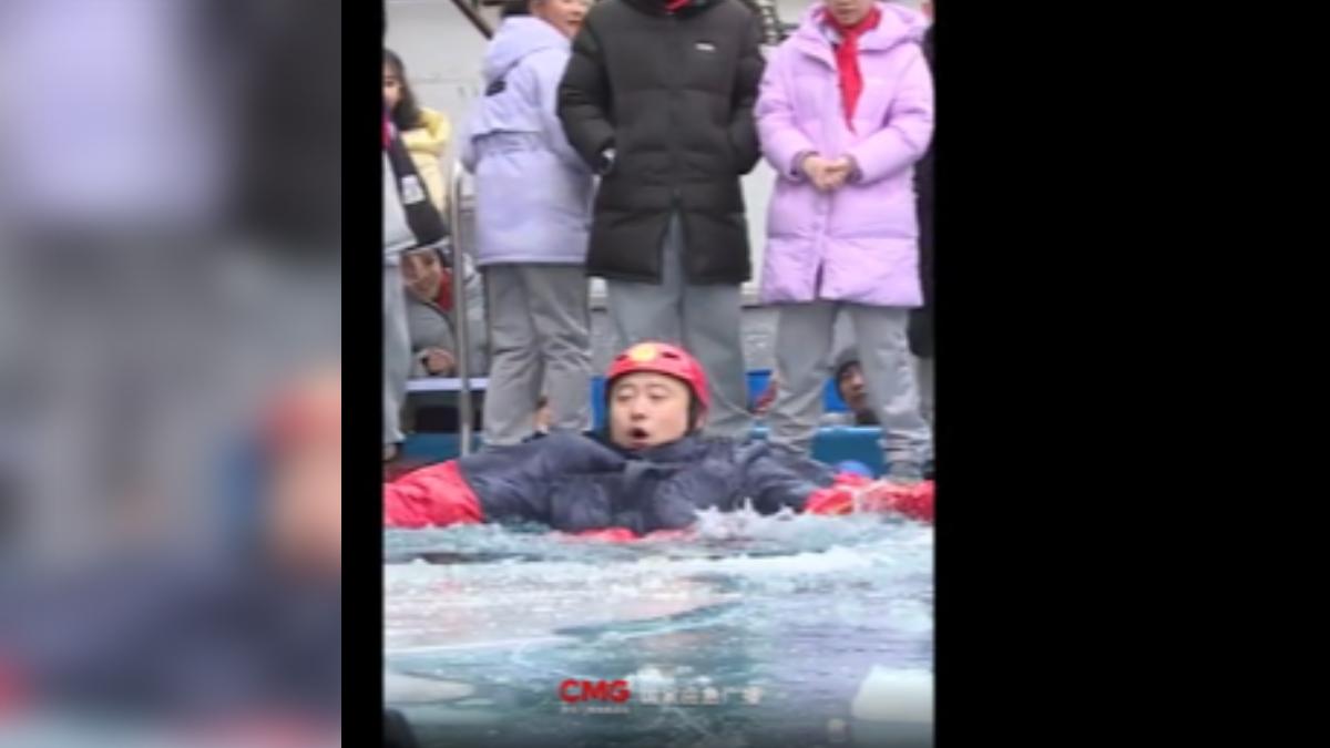 網傳穿羽絨衣落水後，可以暫時變救生衣、漂浮在水面上，大陸消防員親身實測。（圖／網路）