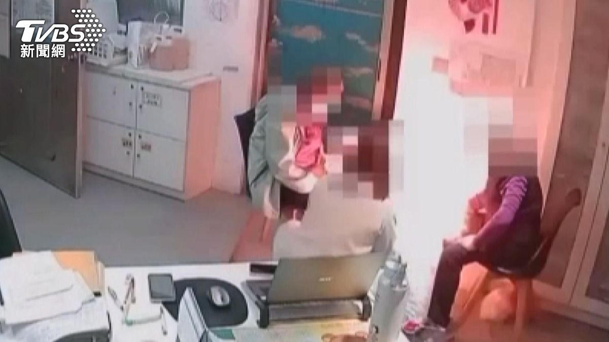 碎紙機突冒火舌!工作人員「噴1物」秒氣爆 86歲嬤燒燙傷。(圖/民眾提供)