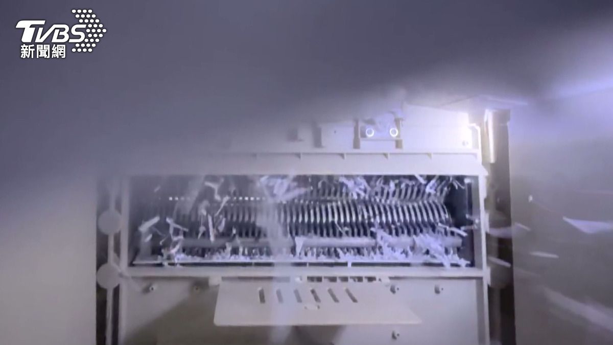 碎紙機保養應使用油性潤滑劑,並務必拔除電源,以確保安全。(圖/TVBS)