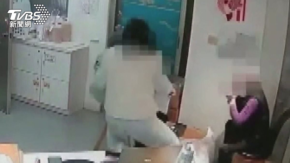 現場一名86歲老太太額頭紅腫燒燙傷,隨即送醫治療。(圖/民眾提供)