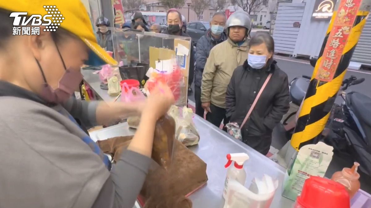 平常大約一小時才會賣完的份量，這天僅25分鐘就售罄。(圖／TVBS)