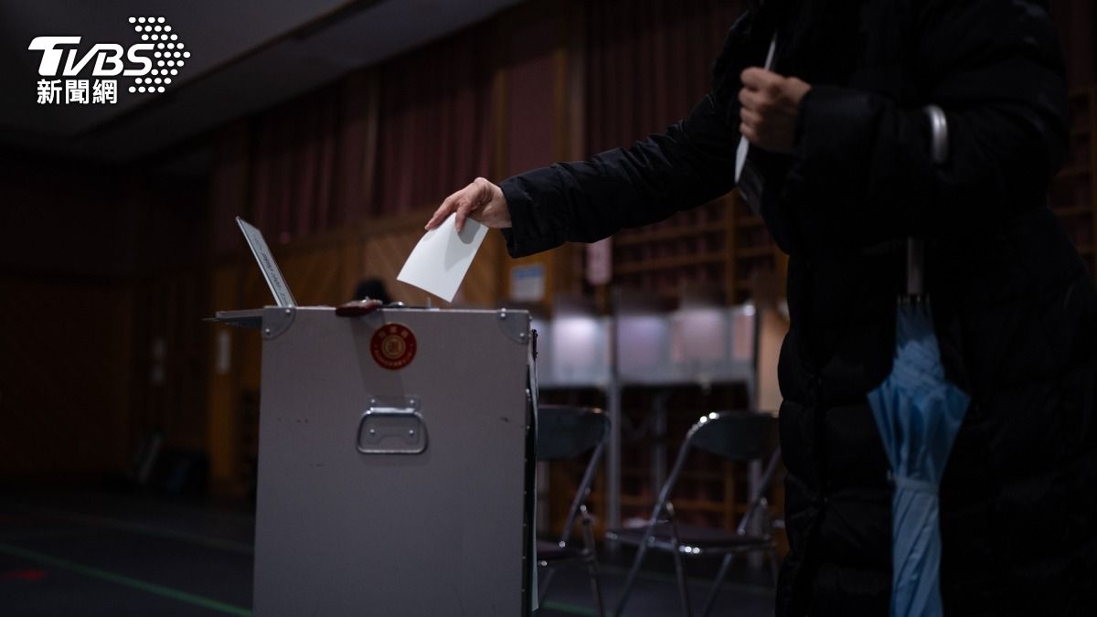 日本東京一處投票所，選民在8日（週日）投下眾議院選舉選票。（圖／達志影像美聯社）