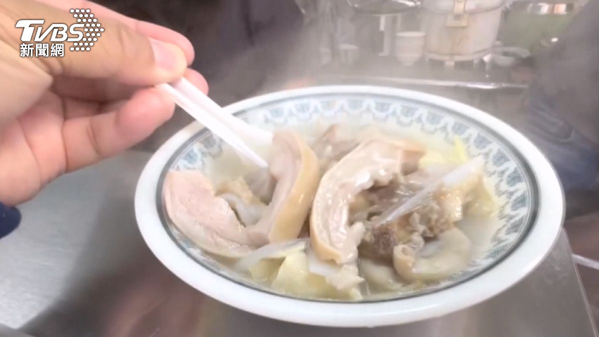 除了藥膳湯，附近的米粉湯、豬雜湯店家同樣生意興隆。民眾表示，喝下熱湯真的溫暖又好吃。(圖／TVBS)