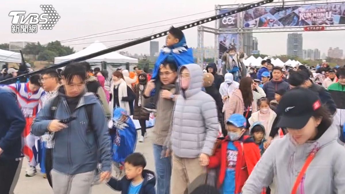 台中則有一場以超人力霸王卡通英雄人物為號召的主題路跑活動。(圖／TVBS)