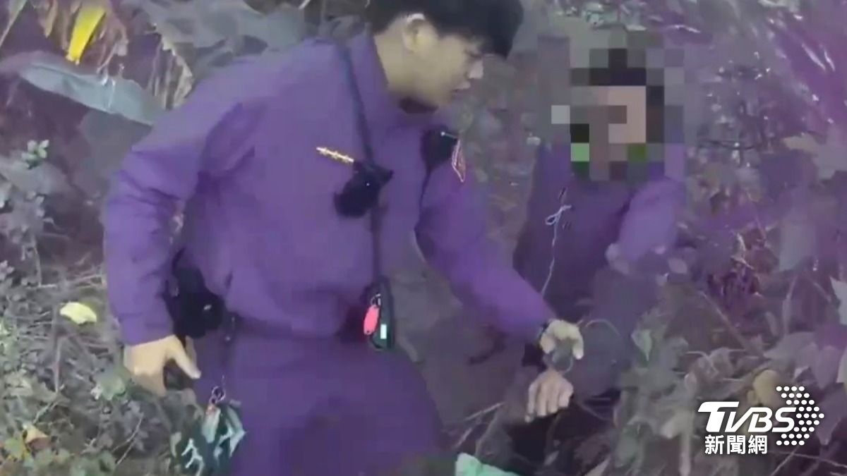 警方在自行車引道旁的草叢尋獲鄭男。(圖/TVBS)